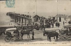 CPA Trouville La Jetee Promenade au Moment de Parrivee du Bateau