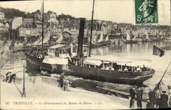 CPA Trouville Le debarquement du bateau du havre