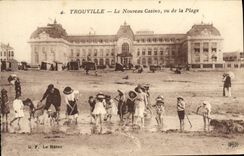 CPA Trouville Le nouveau casino vu de la plage Enfants