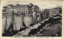 POSTAL Trouville de la VENDIMIA la reina de las playas el casino y los barcos portuarios