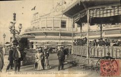 CPA Trouville La terrasse du grand salon a l'heure du concert