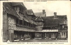 CPA La normandie Pont L'Eveque Hotellerie de l'Aigle d'or Anceinr elais Cour interieure 