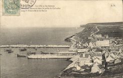 CPA Port En Bessin La ville et les falaises