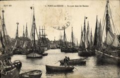 CPA Port En Bessin barques dans les bassins Bateaux
