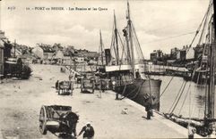 CPA Port En Bessin les bassins et les quais Bateaux