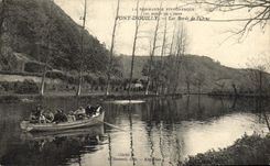 CPA Pont D'Ouilly Les Bords de L'Orne Barque