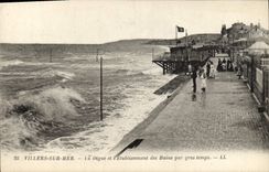 CPA Villers sur Mer La Digue et L'Etablissement des Bains par Gros Temps