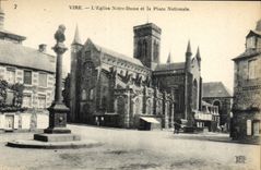 CPA Vire L'Eglise Notre Dame et Place Nationale
