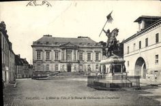 CPA Falaise L'Hotel de Ville et la Staue de Guillaime le Conquerant