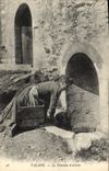CPA Falaise La Fontaine d'Arlette Femme Folklore