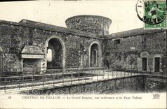CPA Falaise Le Grand Donjon vue Interieure et la Tour