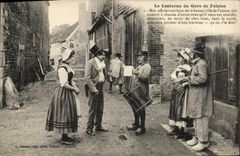 CPA Gars de Falaise et Ieurs Lanternes Folklore Costume