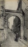 CPA Falaise La Porte Philippe Jean Femme