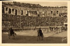 POSTAL Nimes de la VENDIMIA la arena un día de corrida el paseo Bull