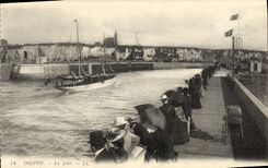 CPA Dieppe La Jetee Bateau
