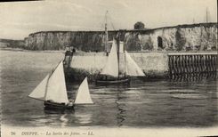 CPA Dieppe La Sortie des Jetees Bateaux