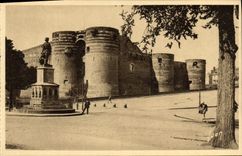 CPA Angers Le Chateau et la Statue du Roi Rene 