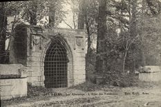 CPA Arles Les aliscamps l'allee des tombeaux