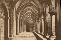 CPA Arles Cloitre saint trophime galerie