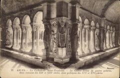 CPA Arles La Cathedrale Saint Trophime Le Cloitre