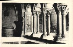 VINTAGE POSTCARD Arles Gallery of the cloister St Trophime and the well