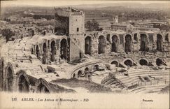 CPA Arles Les Arenes et Montmajour