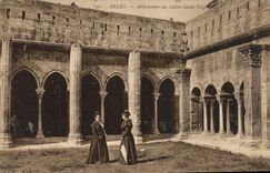 VINTAGE POSTCARD Arles Arlesiennes with the Holy Cloister Trophime Folklore
