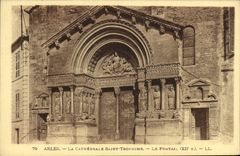 CPA Arles La Cathedrale Saint Trophime Le portail