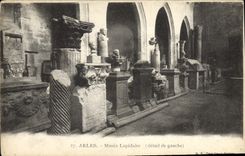 CPA Arles Musee Lapidaire Detail de gauche