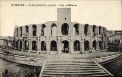 CPA Arles L'Amphitheatre Romain Vue Exterieure