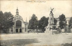 VINTAGE POSTCARD Soissons Places Republic