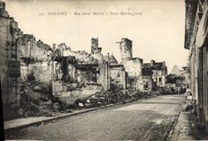 CPA Soissons Rue Saint Martin Militaria