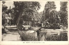 CPA Vichy Un coin du Parc 