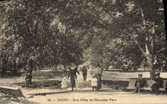 VINTAGE POSTCARD Vichy an Alley of the New Park