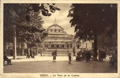 VINTAGE POSTCARD Vichy the Park and the Casino