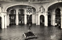 CPA L'Auvergne Vichy Le Grand Casino Hall de l'Arlequin