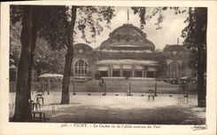 CPA Vichy Le Casino Vu de l'Allee centrale du parc