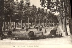 VINTAGE POSTCARD Vichy the Garden of the park