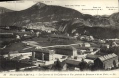 Cuarteles de Briançon de la POSTAL de la VENDIMIA del co. Catherine y vista de Briançon y de sus fortalezas de Militaria
