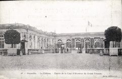 VINTAGE POSTCARD Versailles the Castle entered of the Main courtyard Of Large Trianon