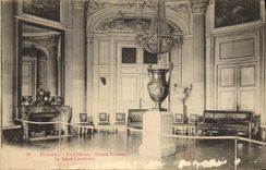 VINTAGE POSTCARD Versailles the Castle Large Trianon the circular living room