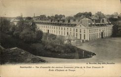 CPA RAmbouillet Vue d'ensemble des anciens communs prise de la Tour Francois 1er Ecole d'enfants de troupe 