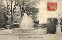 VINTAGE POSTCARD Versailles Park of Combat of animals
