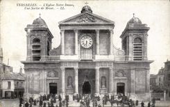 CPA Versailles L'Eglise Notre Dame Une Sortie de Messe 