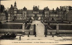 CPA Palais De Fontainebleau La Gare d'Honneur et la cour des adieux