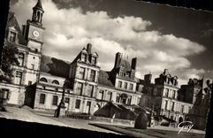 CPM Fontainebleau et Ses Merveilles Le Palais Cour des Adieux Et Escalier Du Fer a Cheval