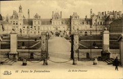 VINTAGE POSTCARD Palate De Fontainebleau the Grid Of Honor