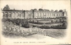 VINTAGE POSTCARD Palais Of Large Trianon Dimensions Versailles park