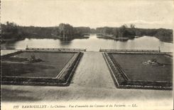 CPA Rambouillet Le chateau Vue d'ensemble des Canaux et du parterre