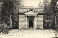 CPA Rambouillet Le Parc La Laiterie de Marie Antoinette Le monument 